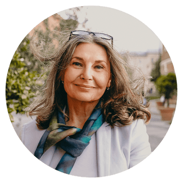 Laboratoires uma testimonial from a smiling woman wearing a stylish scarf in a natural outdoor setting.