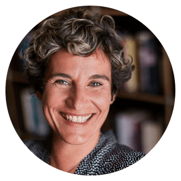 Harmonie Daily client testimonial featuring a smiling woman with short curly hair in an inviting setting.