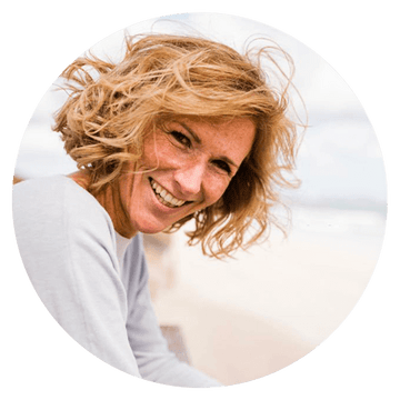 Happy client giving a testimonial for Harmonie Daily, showcasing satisfaction and positive experience at the beach.