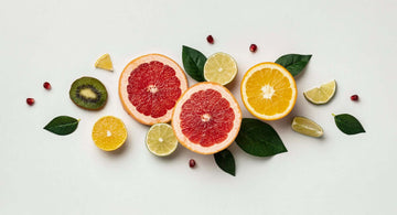 Assortiment de fruits riches en antioxydants naturels, idéal après 50 ans.