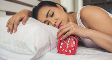 Femme allongée éveillée dans son lit illustrant les troubles du sommeil liés au stress pendant la ménopause
