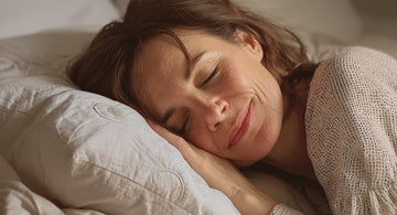 Femme dormant paisiblement dans une chambre confortable.