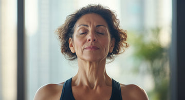 Personne pratiquant le yoga en plein air.